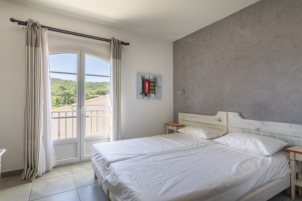 Foto van Provençaalse vakantiebestemming met balkon en toegang tot het zwembad. - BedRoom