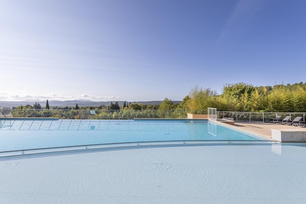 Foto van Provençaalse vakantiebestemming met balkon en toegang tot het zwembad. - PoolOfHouse
