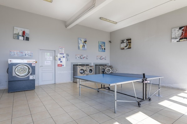 Foto van Provençaalse vakantiebestemming met balkon en toegang tot het zwembad. - ParkFacilities