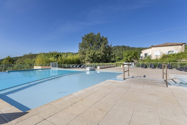 Foto van Provençaalse vakantiebestemming met balkon en toegang tot het zwembad. - PoolOfHouse