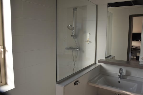 Foto van Modern Couple verblijft in Lyon Docklands - Vakantiehuis in Lyon - BathRoom
