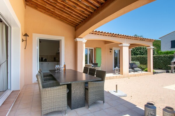 Foto van Vakantiehuis in Le Plan-de-la-Tour met Zwembad - Vakantiehuis in Le Plan-De-La-Tour - TerraceBalcony