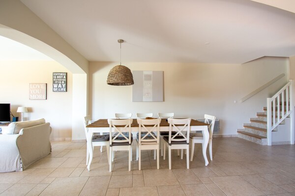 Foto van Vakantiehuis in Le Plan-de-la-Tour met Zwembad - Vakantiehuis in Le Plan-De-La-Tour - DiningRoom
