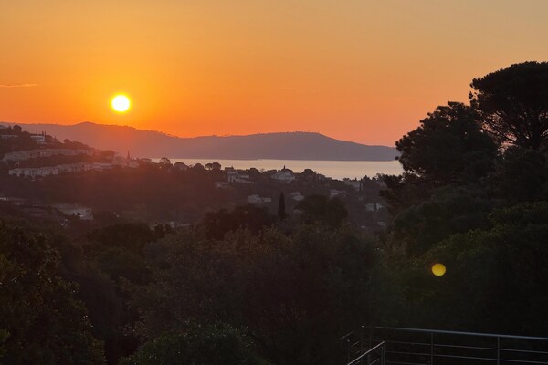Foto van Villa in Cavalaire-sur-Mer met uitzicht op zee - Vakantiehuis in Cavalaire-sur-Mer - AreaSummer1KM
