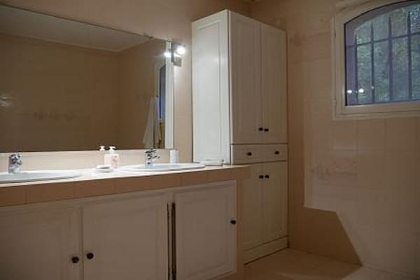 Foto van Familiehuis in Provence met Zwembad en Tuin - Vakantiehuis in Draguignan - BathRoom