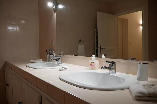 Foto van Familiehuis in Provence met Zwembad en Tuin - Vakantiehuis in Draguignan - BathRoom