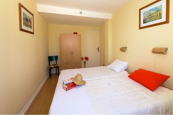 Foto van Twee familievakantiehuisjes met zwembad - Vakantiehuis in Carcès - BedRoom