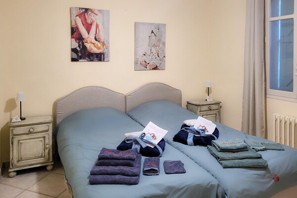 Foto van Twee familievakantiehuisjes met zwembad - Vakantiehuis in Carcès - BedRoom