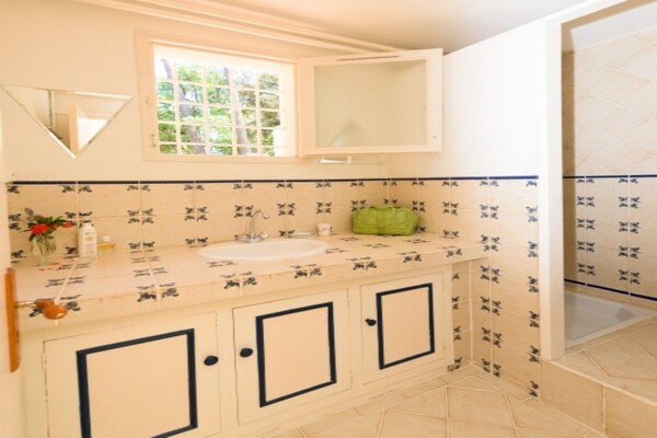 Foto van Twee familievakantiehuisjes met zwembad - Vakantiehuis in Carcès - BathRoom
