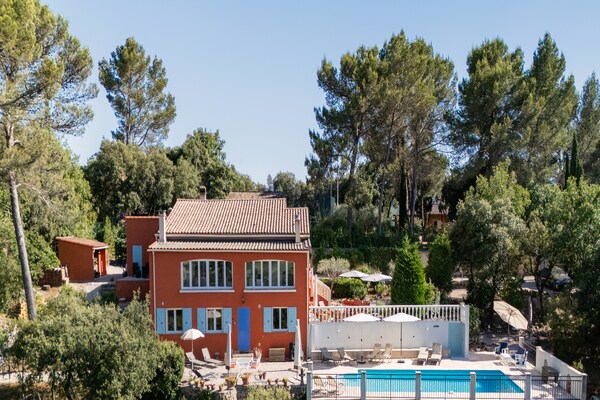 Foto van Twee familievakantiehuisjes met zwembad - Vakantiehuis in Carcès - ExteriorSummer