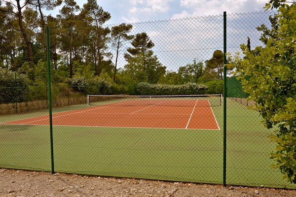 Foto van Villa in Provence met privézwembad & tennis - Vakantiehuis in Nans-Les-Pins - ParkFacilities