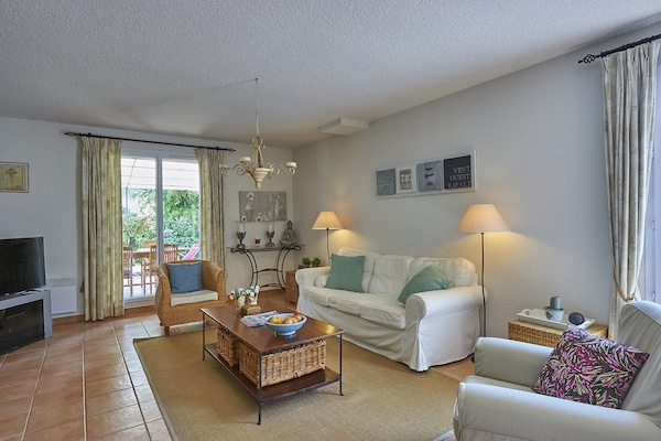 Foto van Provence Villa voor Gezinnen - Vakantiehuis in Nans-Les-Pins - LivingRoom