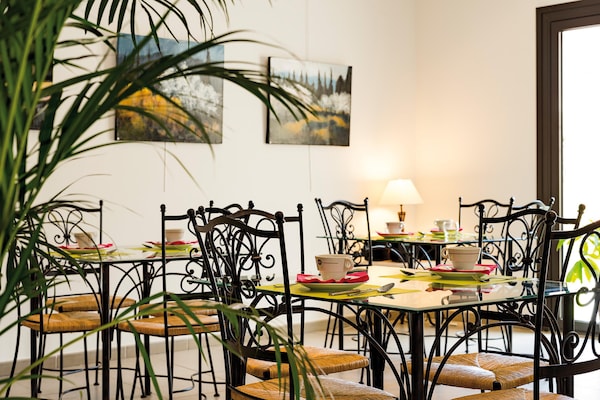 Foto van Provençaalse familievakantie voor zes personen - Vakantiehuis in L'Isle-sur-la-Sorgue - DiningRoom