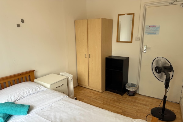 Foto van Rahal Hackney | Double Room Shared washroom - Vakantiehuis in London - BedRoom