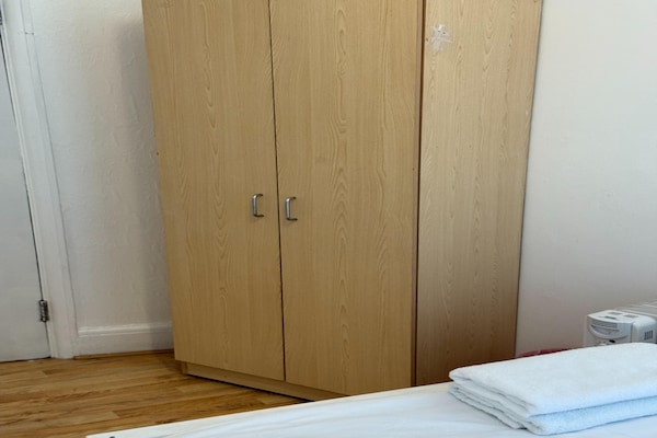 Foto van Rahal Hackney | Double Room Shared washroom - Vakantiehuis in London - BedRoom