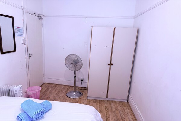 Foto van Rahal Hackney | Double Room Shared washroom - Vakantiehuis in London - BedRoom