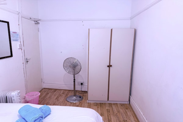 Foto van Rahal Hackney | Double Room Shared washroom - Vakantiehuis in London - BedRoom