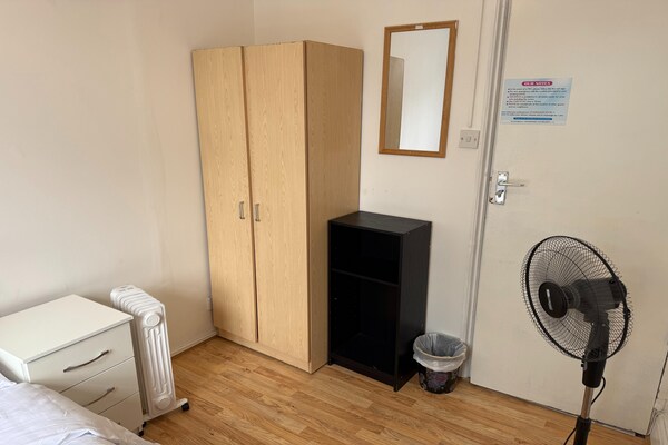 Foto van Rahal Hackney | Double Room Shared washroom - Vakantiehuis in London - BedRoom