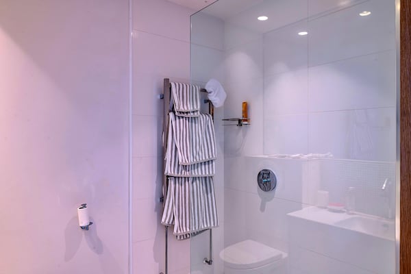 Foto van Klifwoning in Criccieth met Uitzicht op Zee - Vakantiehuis in Criccieth - BathRoom