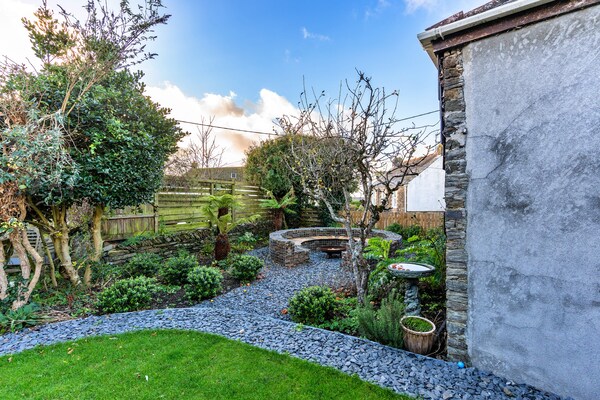 Foto van Gerestaureerd huis in Padstow met hottub - Vakantiehuis in St Issey - GardenSummer