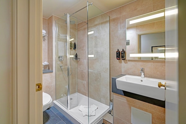 Foto van Exeter Rougemont voor zondag - Privilege King Room - BathRoom