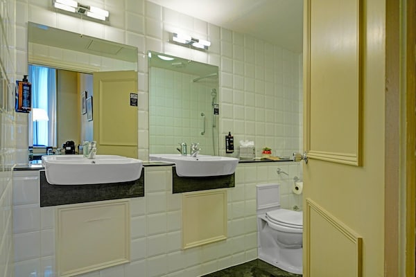 Foto van Exeter Rougemont voor zondag - Privilege King Room - BathRoom