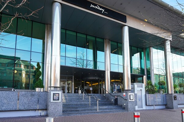 Foto van Holland House Hotel Privilege Room - Vakantiehuis in Cardiff - HotelExteriorSummer