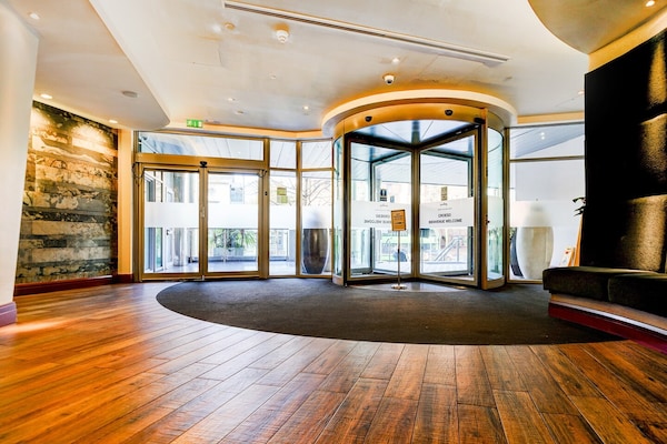 Foto van Holland House Hotel Privilege Room - Vakantiehuis in Cardiff - HallReception