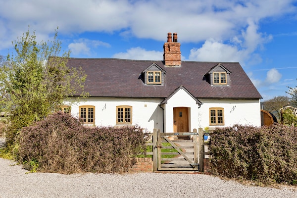 Foto van Premium Country Lodge met bubbelbad - Vakantiehuis in St Asaph - ExteriorSummer