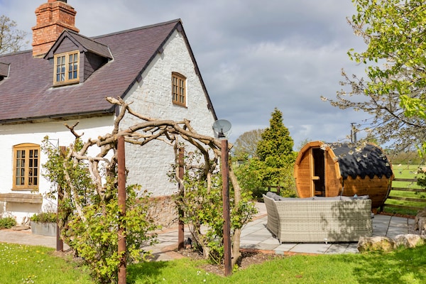 Foto van Premium Country Lodge met bubbelbad - Vakantiehuis in St Asaph - ExteriorSummer