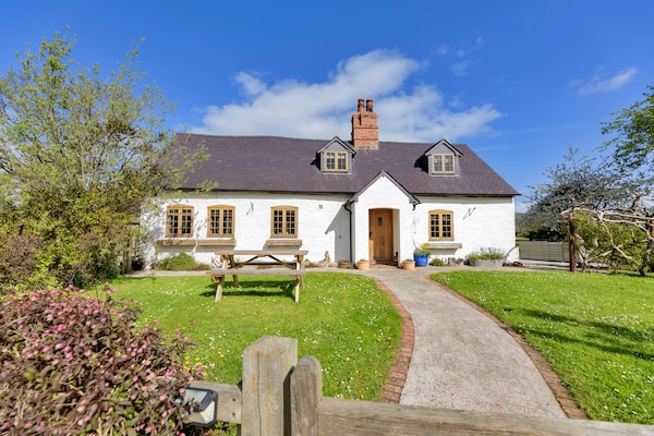 Foto van Premium Country Lodge met bubbelbad - Vakantiehuis in St Asaph - ExteriorSummer