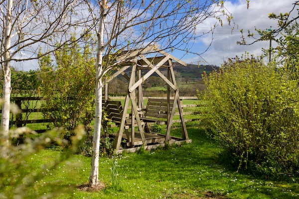 Foto van Premium Country Lodge met bubbelbad - Vakantiehuis in St Asaph - GardenSummer