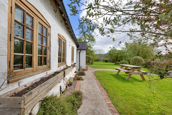 Foto van Premium Country Lodge met bubbelbad - Vakantiehuis in St Asaph - GardenSummer