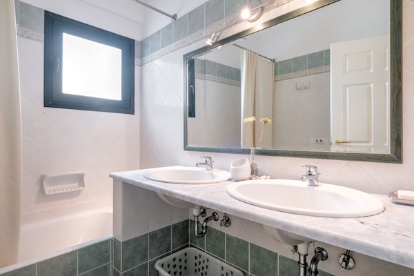 Foto van Villa aan de Arcadische kust bij strand - Vakantiehuis in Pera Melana - BathRoom