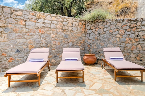 Foto van Villa aan de Arcadische kust bij strand - Vakantiehuis in Pera Melana - TerraceBalcony