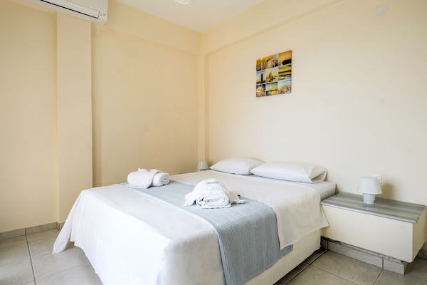 Foto van Villa aan de Arcadische kust bij strand - Vakantiehuis in Pera Melana - BedRoom