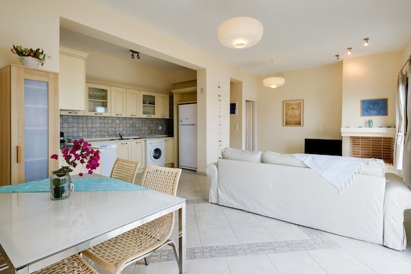 Foto van Villa aan de Arcadische kust bij strand - Vakantiehuis in Pera Melana - DiningRoom