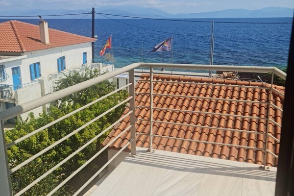Foto van Vakantiehuis in Likoporia bij Stranden - Vakantiehuis in Likoporia - TerraceBalcony