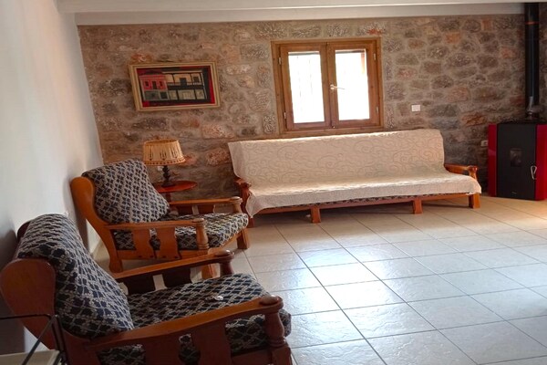 Foto van Traditioneel appartement in Galaxidi met terras - Vakantiehuis in Galaxidi - LivingRoom