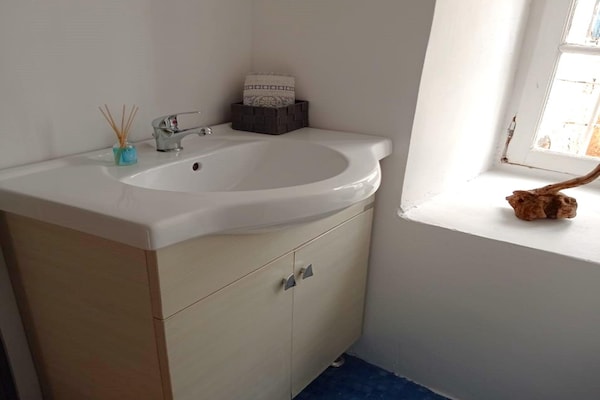 Foto van Aangename vakantiewoning in Galaxidi met tuin - Vakantiehuis in Galaxidi - BathRoom
