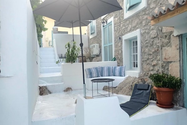 Foto van Aangename vakantiewoning in Galaxidi met tuin - Vakantiehuis in Galaxidi - TerraceBalcony