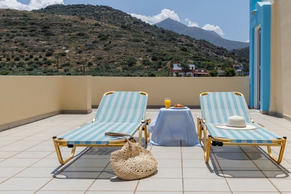 Foto van Privézonnebank in het vissersdorp Mochlos - Vakantiehuis in Mochlos - Untagged