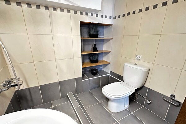 Foto van Villa in Margarites met Zwembad en Uitzicht - Vakantiehuis in Pigouniana - BathRoom