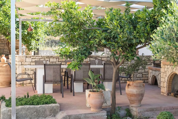 Foto van Villa in Margarites met Zwembad en Uitzicht - Vakantiehuis in Pigouniana - TerraceBalcony