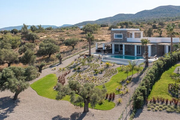 Foto van Privé villa-vakantie op Rhodes voor 8 - Vakantiehuis in South Rhodes - ExteriorSummer