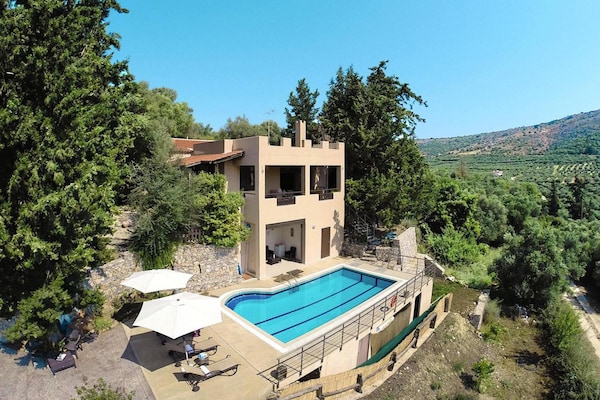 Foto van Vakantiehuis met zwembad - Vakantiehuis in Kalamitsi Alexandrou - PoolOfHouse
