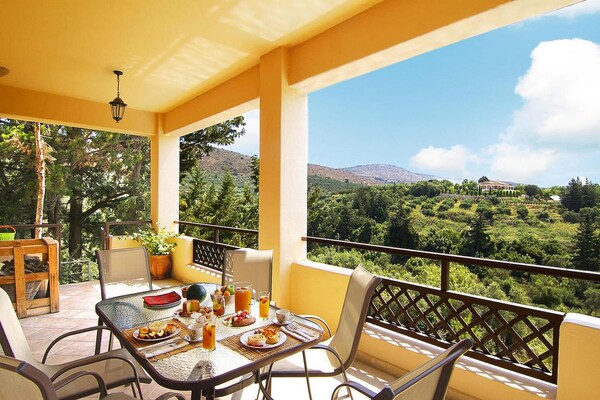 Foto van Vakantiehuis met zwembad - Vakantiehuis in Kalamitsi Alexandrou - TerraceBalcony