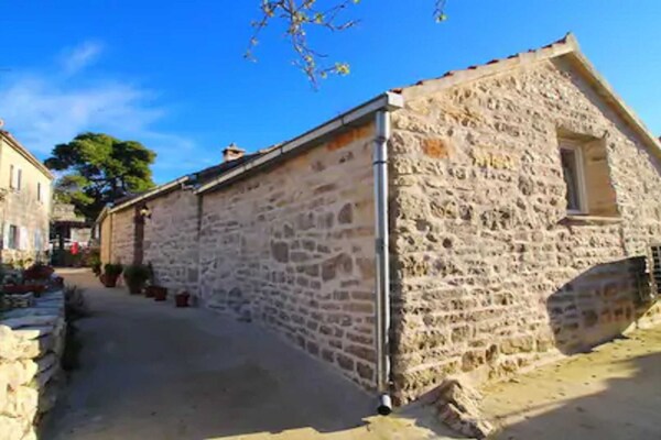 Foto van Stone House Harmony - One Bedroom Apartment with Patio and Garden View ( 1 ) - ExteriorSummer