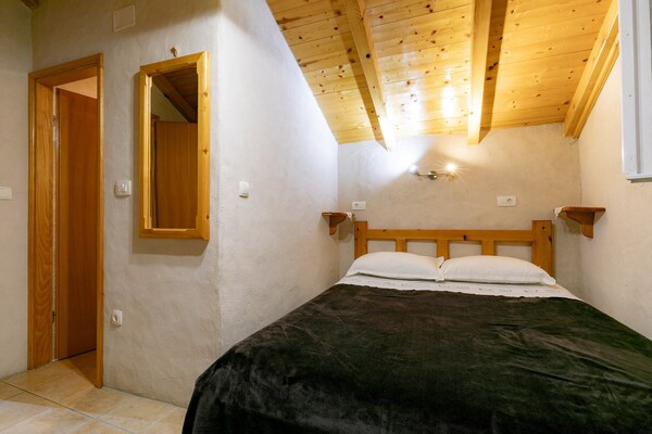 Foto van Stone House Harmony - One Bedroom Apartment with Patio and Garden View ( 1 ) - BedRoom