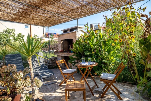 Foto van Stone House Harmony - One Bedroom Apartment with Patio and Garden View ( 1 ) - Terrace